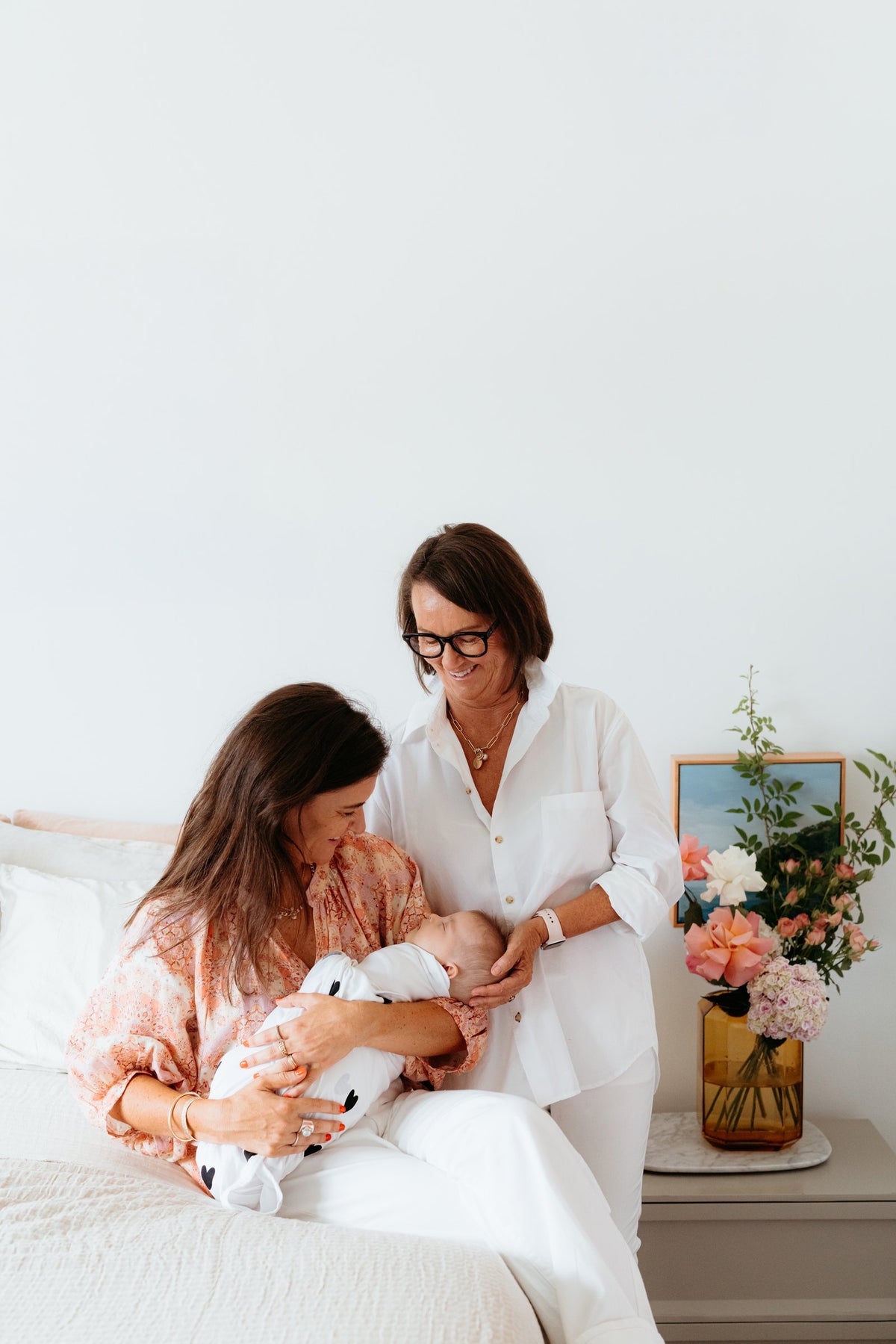 In-home consult shoot: consultant and mum with newborn