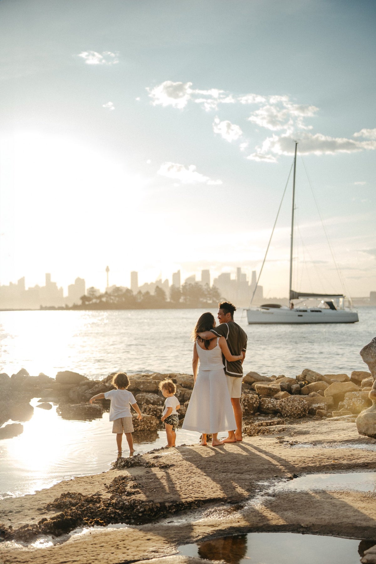 Beach family shoot: family walking rocks