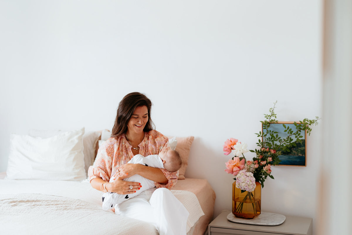 In-home consult shoot: mum and newborn bedroom